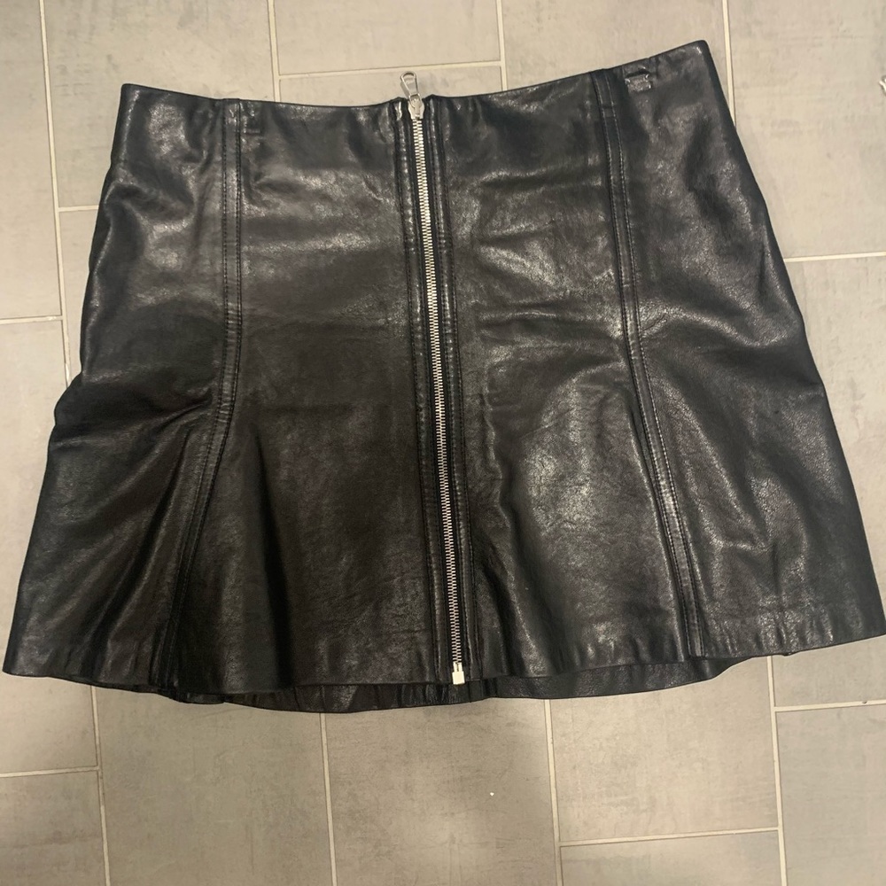 Veronica Beard leather skirt, front zipper, sz 6